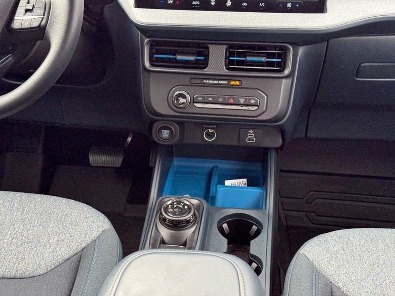 Ford Maverick Vehicle Image 17