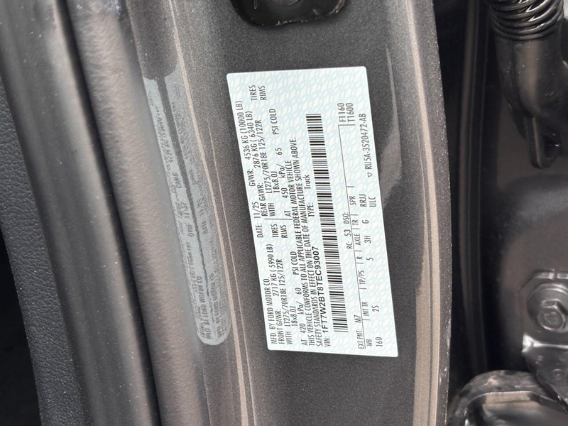 Ford Super Duty F-250 SRW Vehicle Full-screen Gallery Image 27