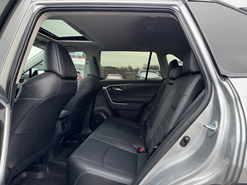 Toyota RAV4 Vehicle Image 12