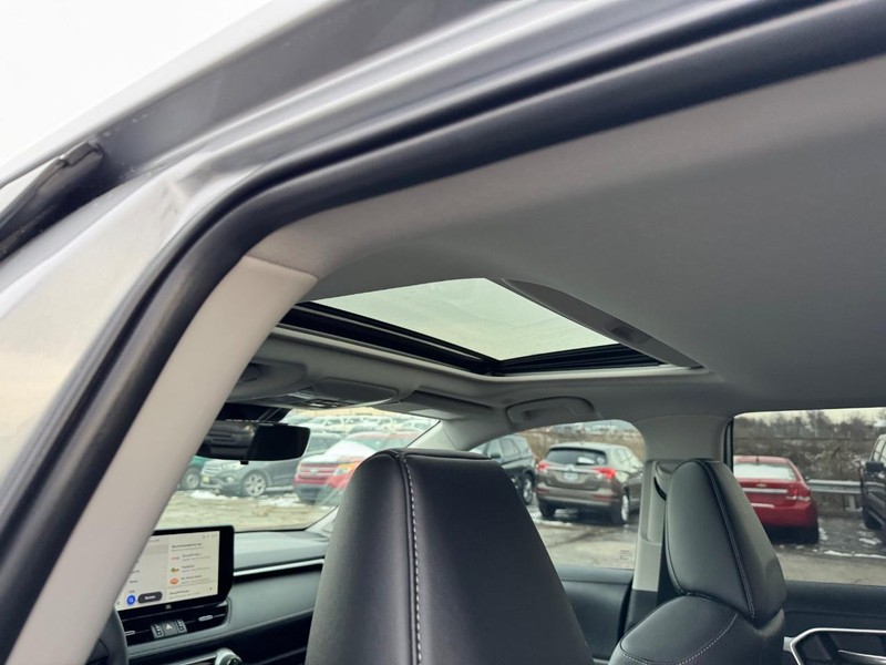 Toyota RAV4 Vehicle Image 13