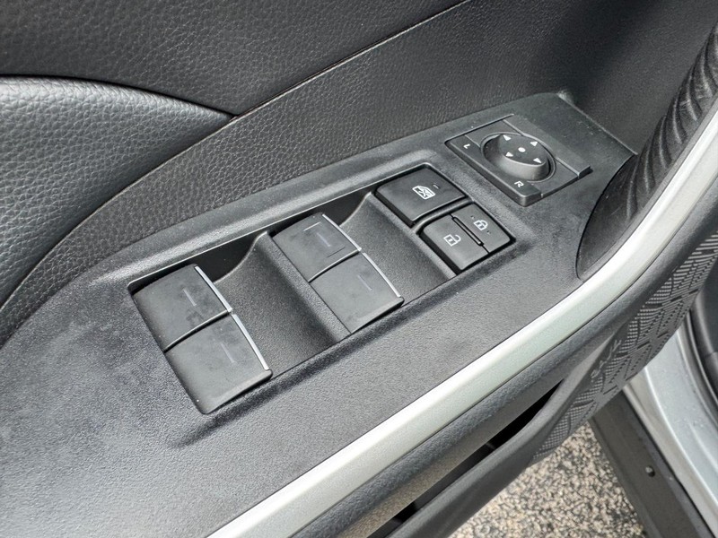 Toyota RAV4 Vehicle Image 19