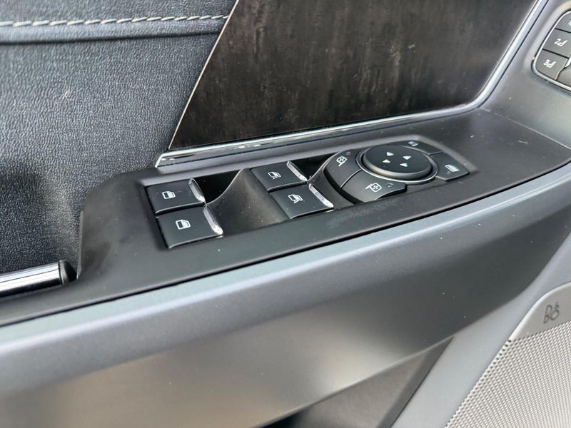 Ford F-150 Vehicle Full-screen Gallery Image 16