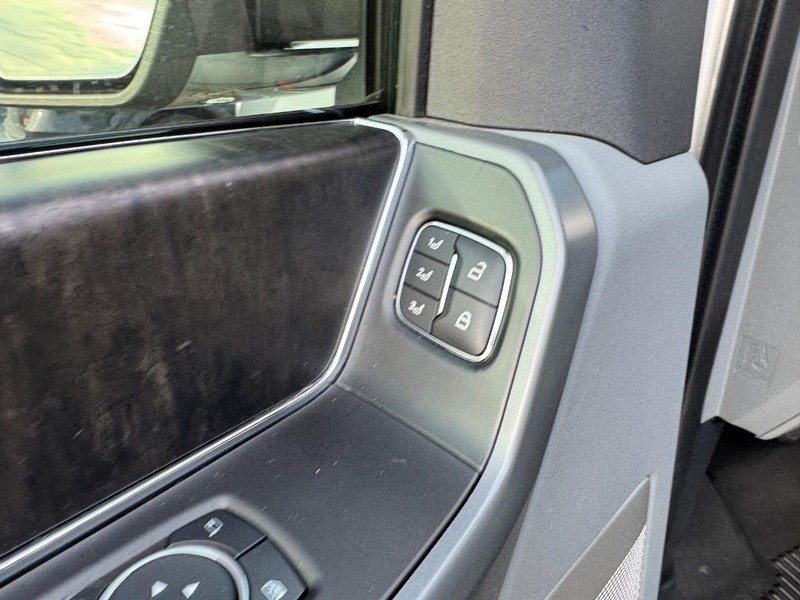 Ford F-150 Vehicle Full-screen Gallery Image 17