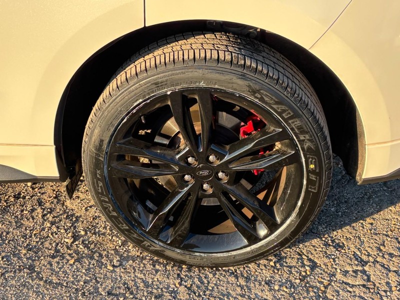 Ford Edge Vehicle Full-screen Gallery Image 11