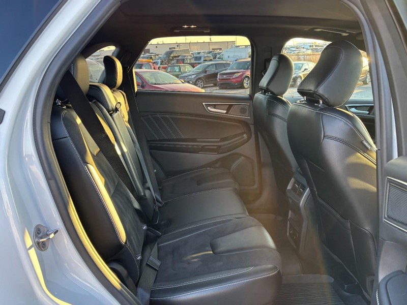 Ford Edge Vehicle Full-screen Gallery Image 13