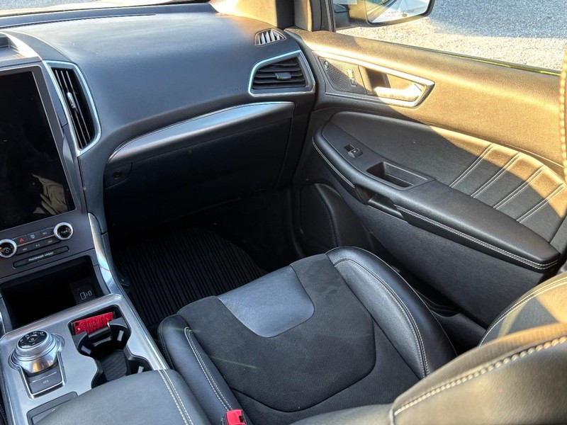 Ford Edge Vehicle Full-screen Gallery Image 16