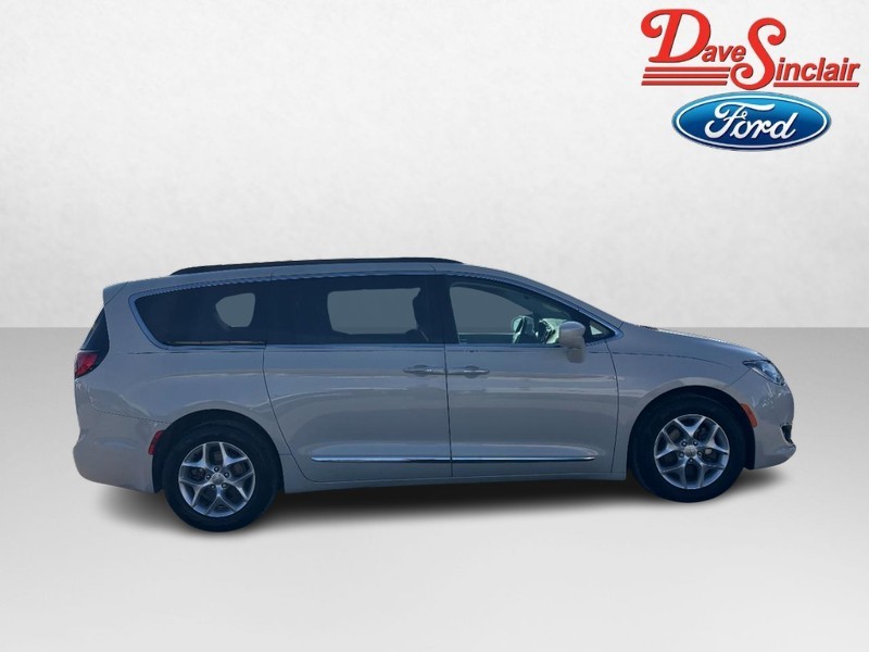 Chrysler Pacifica Vehicle Image 05