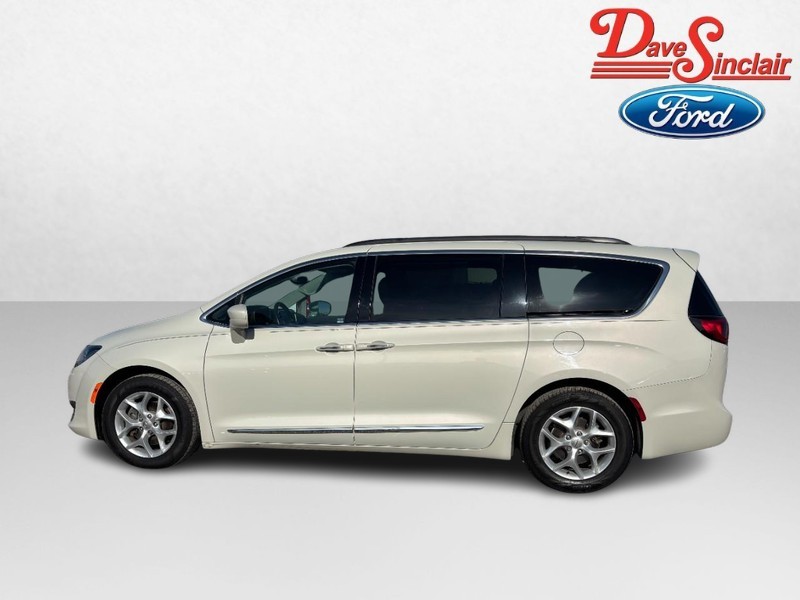 Chrysler Pacifica Vehicle Image 10