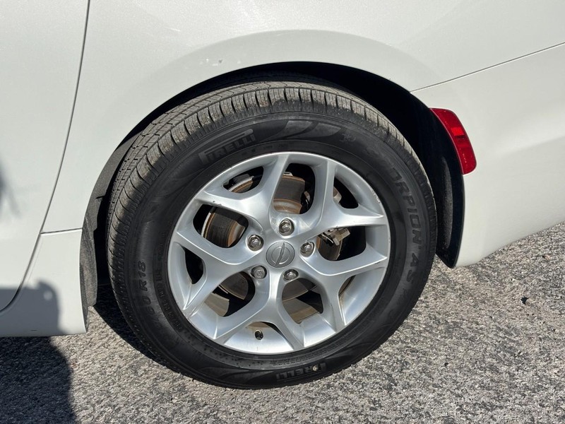 Chrysler Pacifica Vehicle Image 11