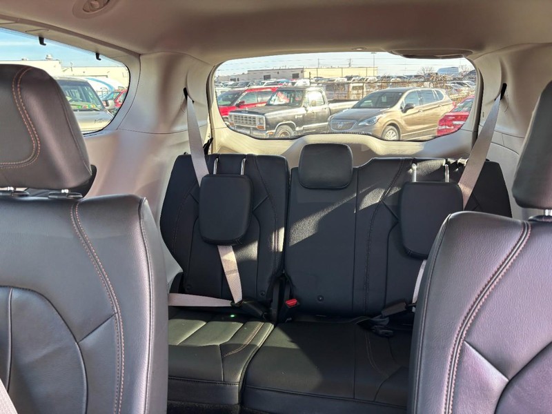 Chrysler Pacifica Vehicle Image 12