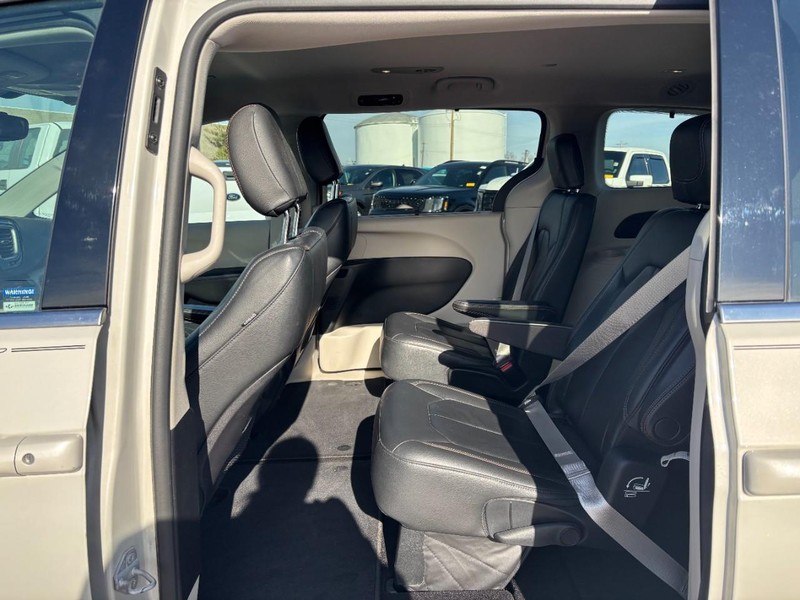 Chrysler Pacifica Vehicle Image 13