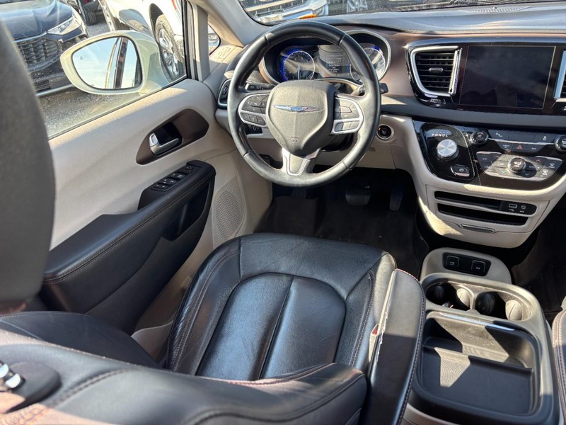 Chrysler Pacifica Vehicle Image 14