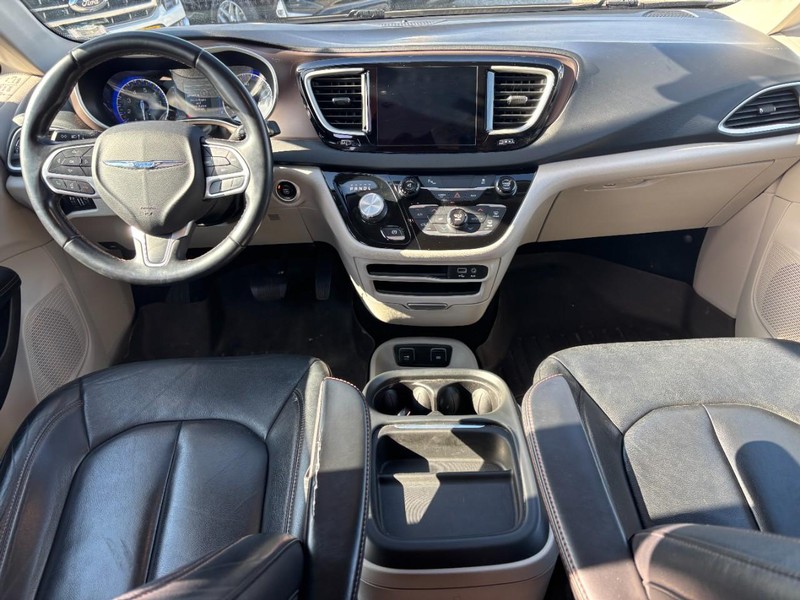 Chrysler Pacifica Vehicle Image 15