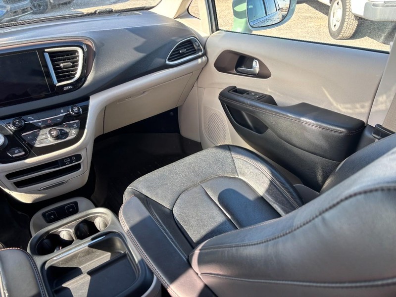 Chrysler Pacifica Vehicle Image 16