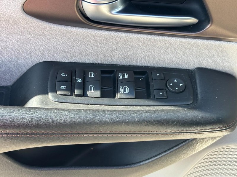 Chrysler Pacifica Vehicle Image 17