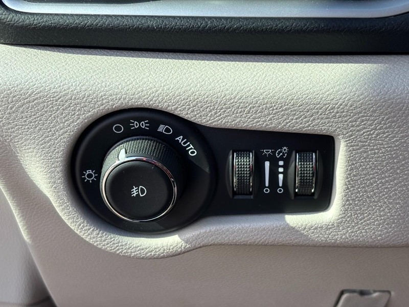 Chrysler Pacifica Vehicle Image 18