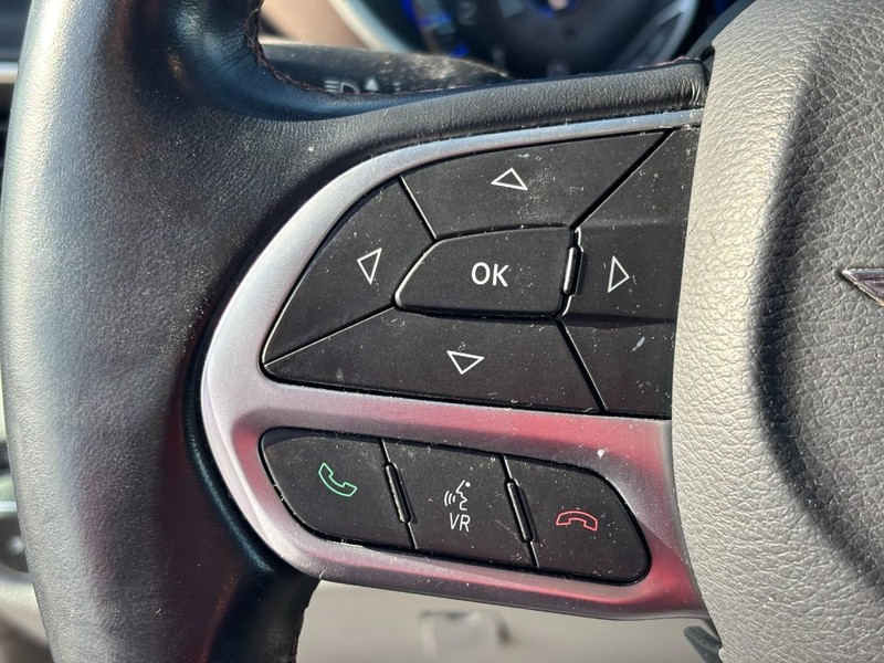 Chrysler Pacifica Vehicle Image 19