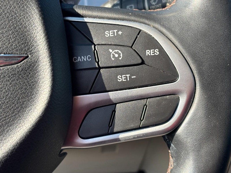 Chrysler Pacifica Vehicle Image 21