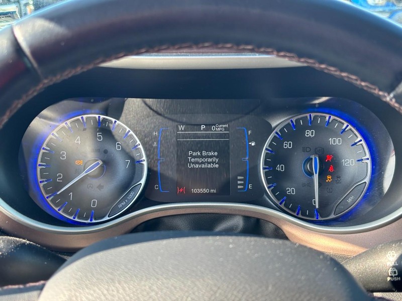 Chrysler Pacifica Vehicle Image 22