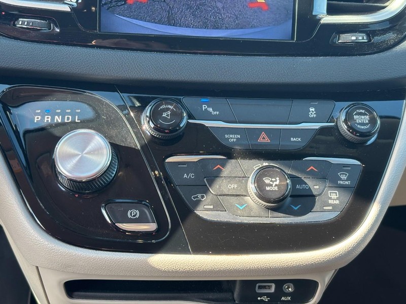 Chrysler Pacifica Vehicle Image 25