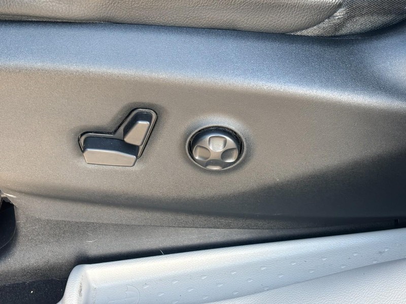 Chrysler Pacifica Vehicle Image 26