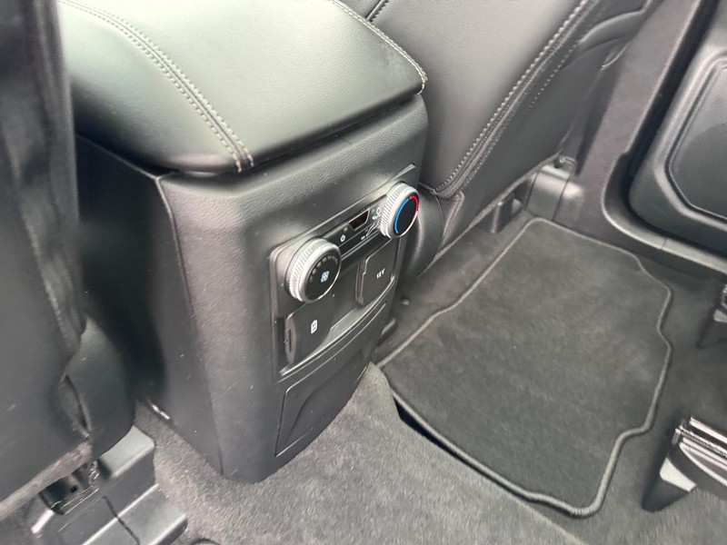 Ford Explorer Vehicle Image 14