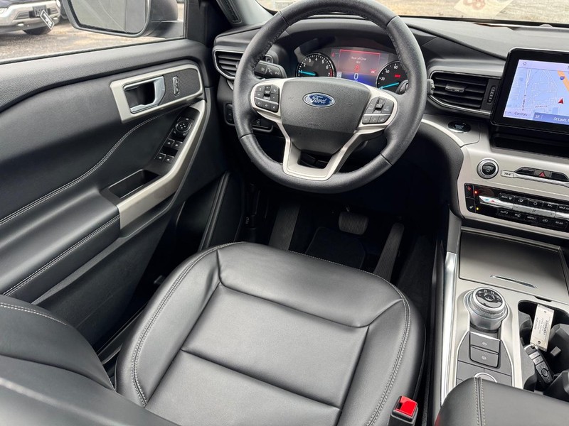 Ford Explorer Vehicle Image 16