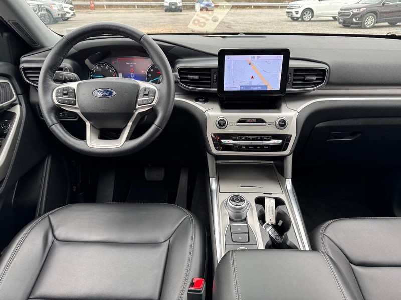 Ford Explorer Vehicle Image 17