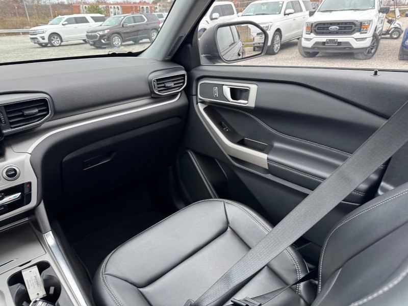 Ford Explorer Vehicle Image 18