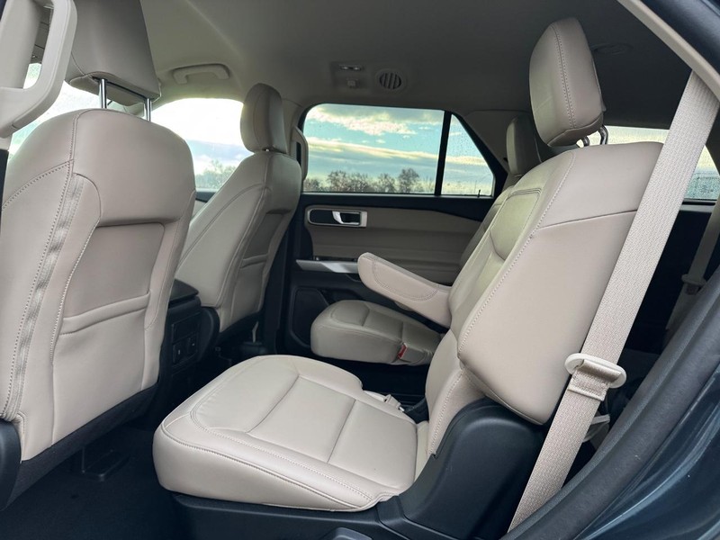 Ford Explorer Vehicle Image 12