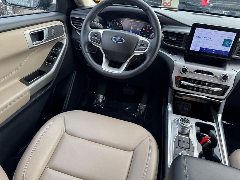 Ford Explorer Vehicle Image 13