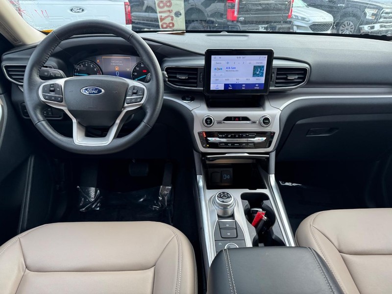 Ford Explorer Vehicle Image 14