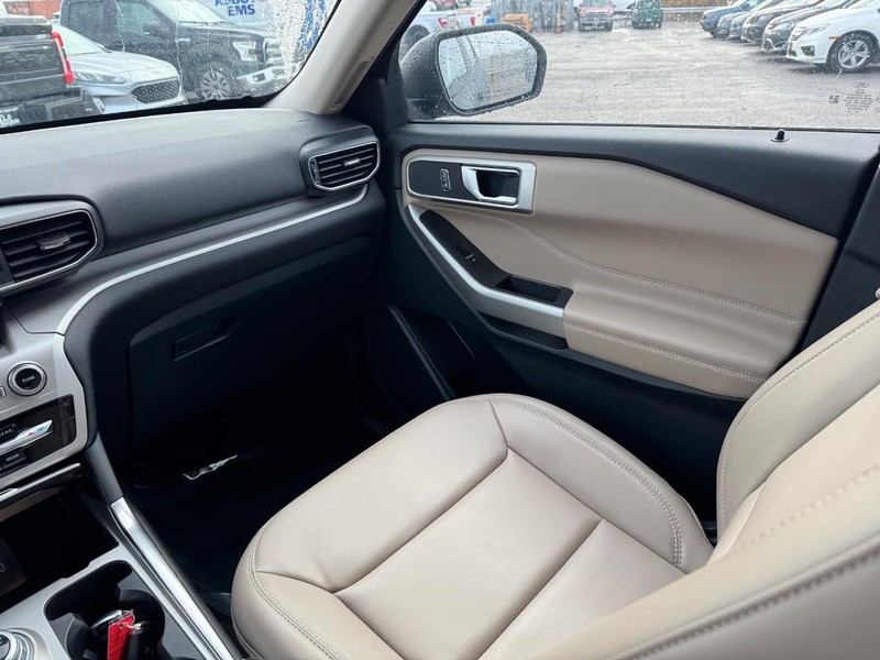 Ford Explorer Vehicle Image 15