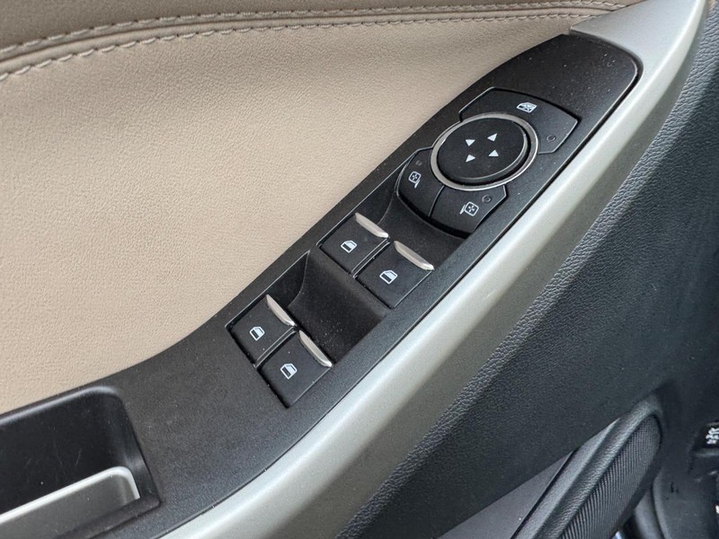 Ford Explorer Vehicle Image 17