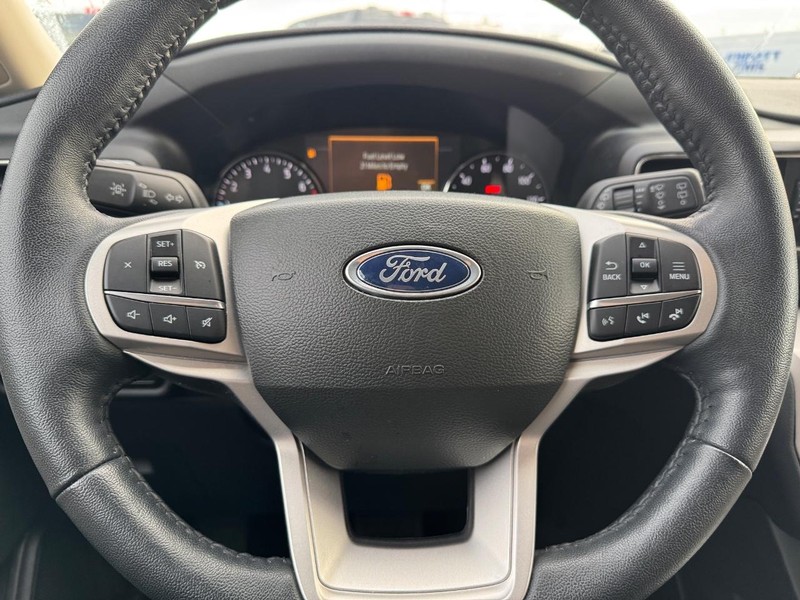 Ford Explorer Vehicle Image 18