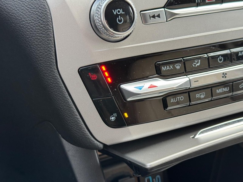 Ford Explorer Vehicle Image 21