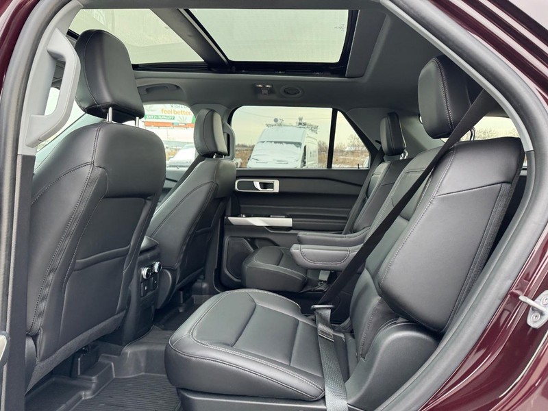 Ford Explorer Vehicle Full-screen Gallery Image 12