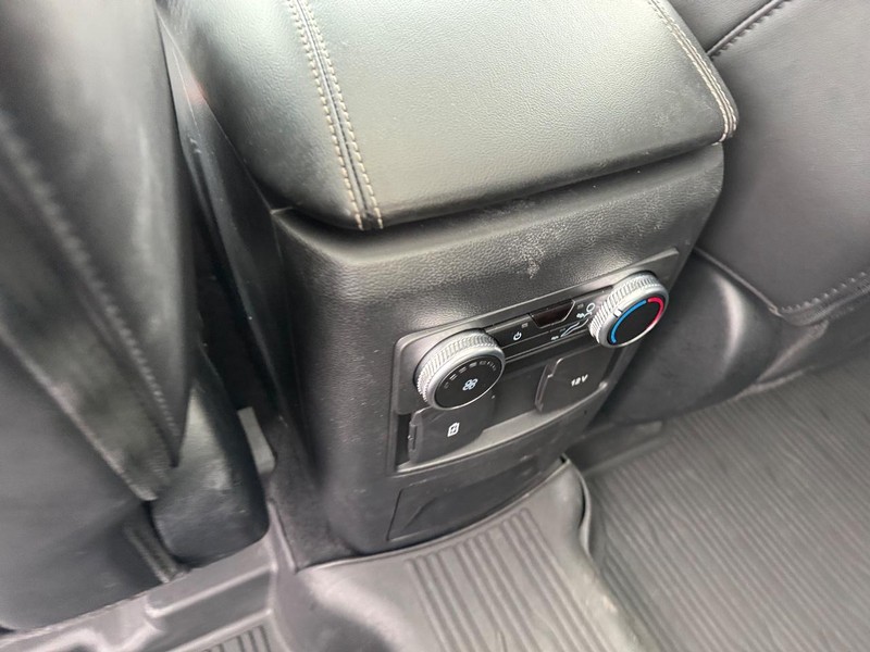 Ford Explorer Vehicle Full-screen Gallery Image 14