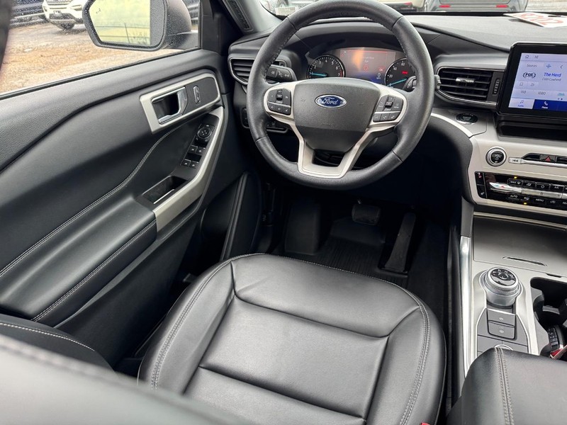 Ford Explorer Vehicle Full-screen Gallery Image 15