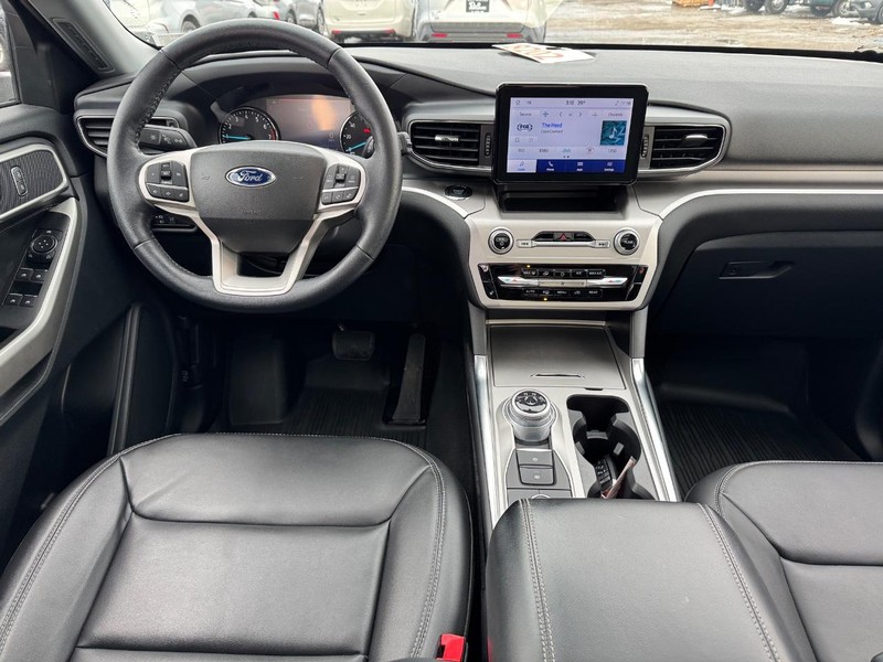 Ford Explorer Vehicle Full-screen Gallery Image 16