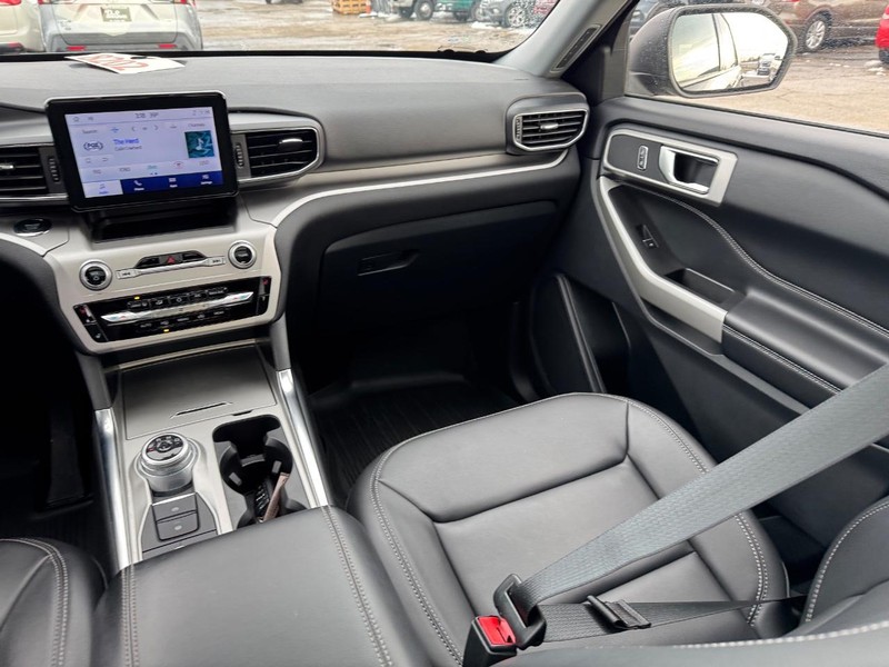 Ford Explorer Vehicle Full-screen Gallery Image 17