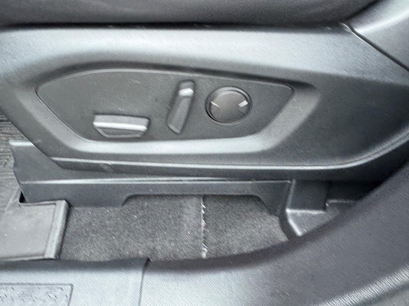 Ford Explorer Vehicle Full-screen Gallery Image 18