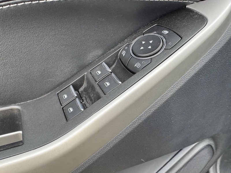 Ford Explorer Vehicle Full-screen Gallery Image 19