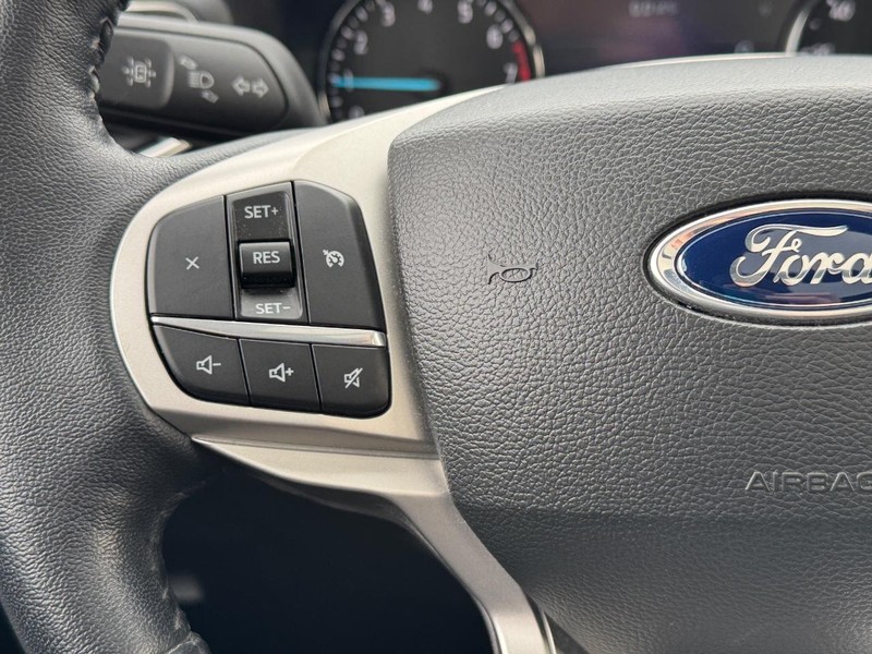 Ford Explorer Vehicle Full-screen Gallery Image 21