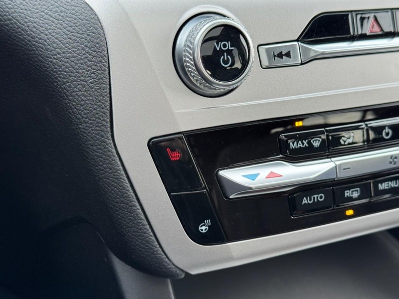 Ford Explorer Vehicle Full-screen Gallery Image 23