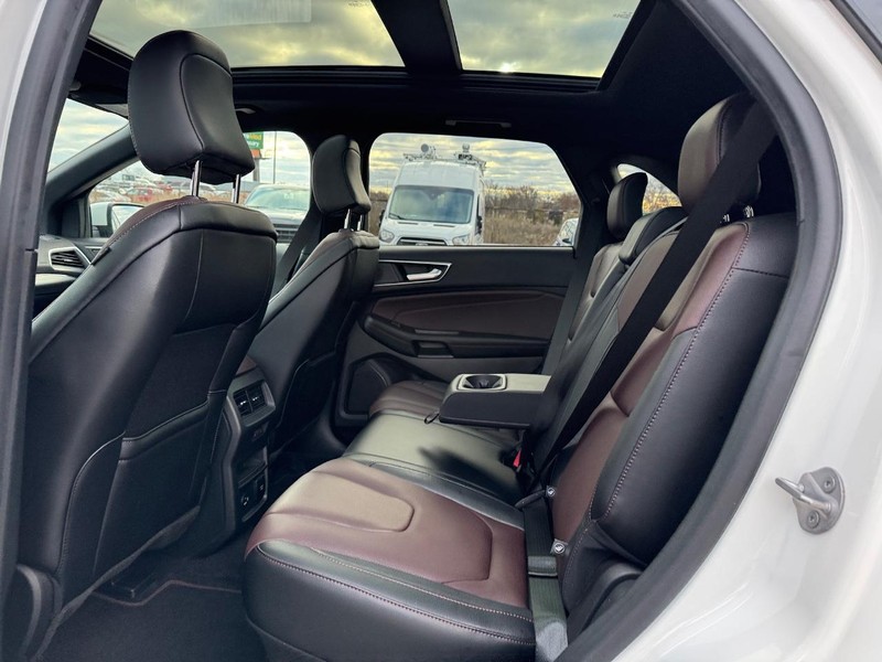 Ford Edge Vehicle Full-screen Gallery Image 12