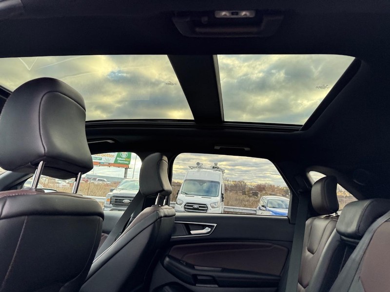 Ford Edge Vehicle Full-screen Gallery Image 13