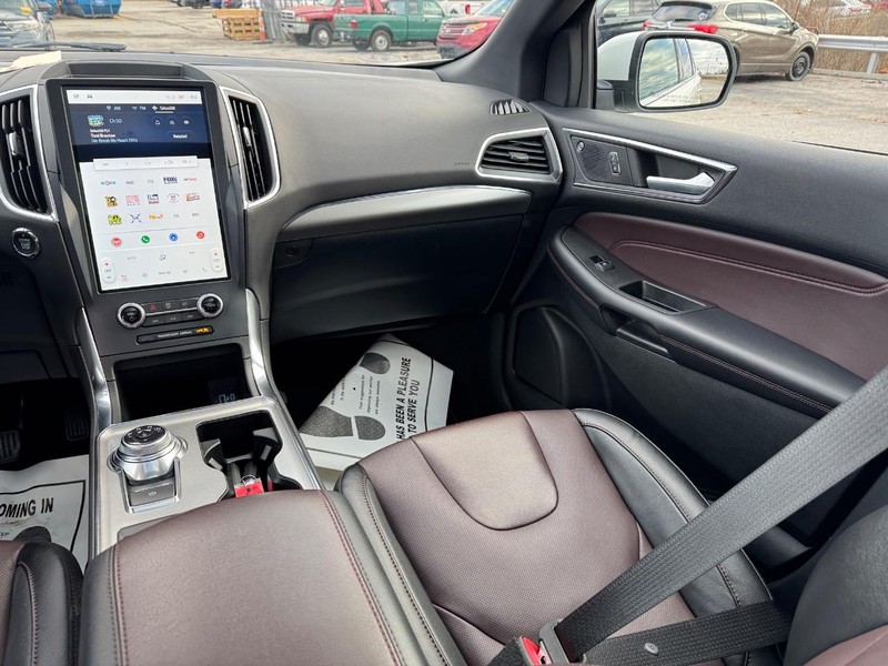 Ford Edge Vehicle Full-screen Gallery Image 16