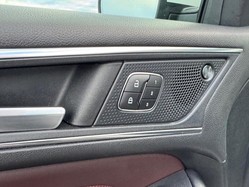 Ford Edge Vehicle Full-screen Gallery Image 19