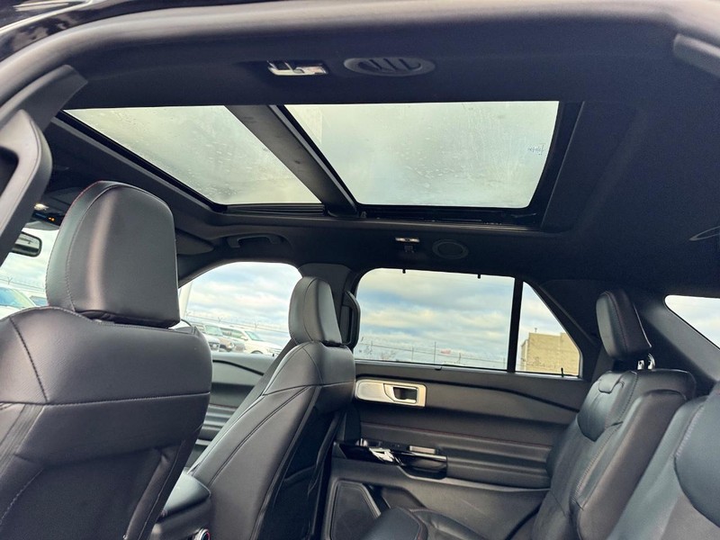 Ford Explorer Vehicle Full-screen Gallery Image 13